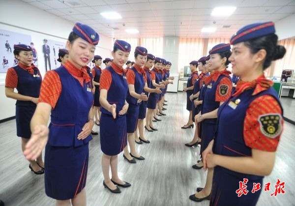 “咬著筷子練微笑”的背后 武漢高鐵明星服務隊的禮儀是怎樣煉成的？