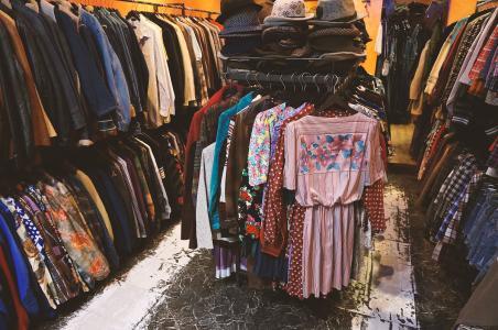 服裝店無(wú)吊牌之謎 舊貨、剪標(biāo)還是另有隱情？